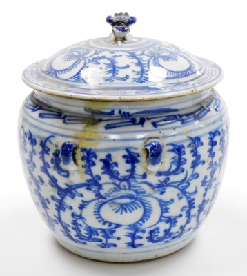 A Chinese blue and white porcelain jar and cover, with a dog of fo finial, 22cm high, a Willow pattern sweetmeat dish, 26cm wide, and a Japanese hexagonal brush pot with pierced sides, 9cm high. - 3