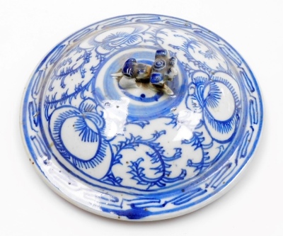 A Chinese blue and white porcelain jar and cover, with a dog of fo finial, 22cm high, a Willow pattern sweetmeat dish, 26cm wide, and a Japanese hexagonal brush pot with pierced sides, 9cm high. - 8