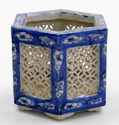 A Chinese blue and white porcelain jar and cover, with a dog of fo finial, 22cm high, a Willow pattern sweetmeat dish, 26cm wide, and a Japanese hexagonal brush pot with pierced sides, 9cm high. - 16