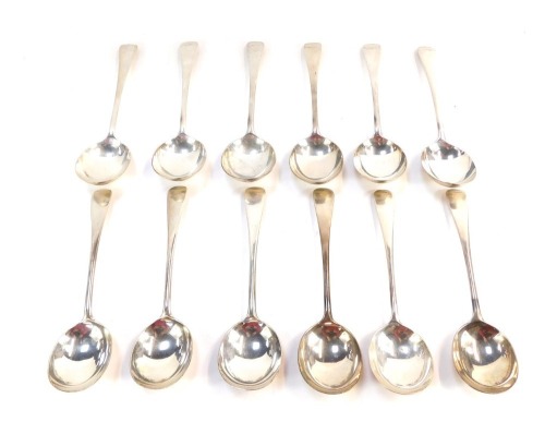 A set of twelve Edward VII silver soup Old English pattern soup spoons, London 1933, 28½oz.