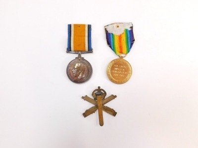 A WWI Great War and Victory Medal pair, named for Pte E H Carvell, Machine Gun Corps, 128045, together with a cap badge. (3) - 2