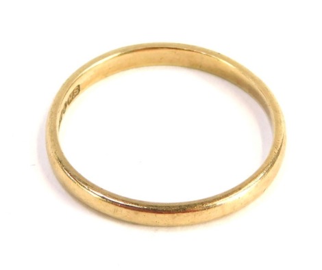 A 9ct gold wedding band, of plain design, size N½, 1.4g.