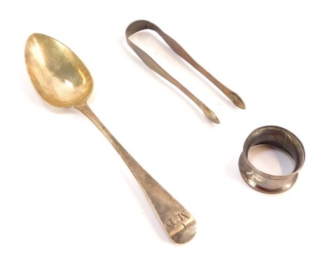 Silver wares, comprising a Victorian silver serving spoon, London 1957, a George V silver napkin ring and a set of Victorian silver engraved sugar nips, 3¼oz.