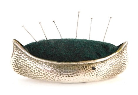 A silver novelty Viking boat pin cushion, with green cushioned top and hammered body, Birmingham 1904, 1oz gross.