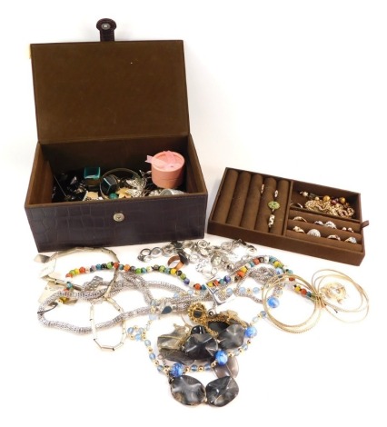 A brown faux leather jewellery box and contents, to include four silver and stone set dress rings, plated dress rings, necklaces, faux pearl beads, etc. (1 box)