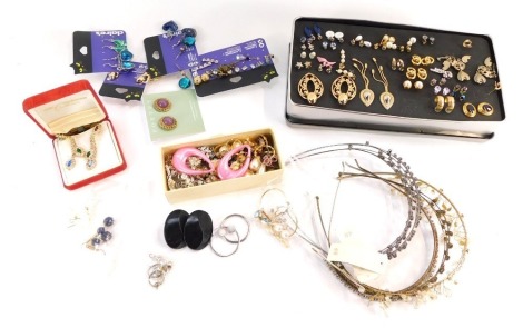 A group of costume jewellery, comprising stud earrings, paste stone set drop earrings, tiaras, etc. (1 box)