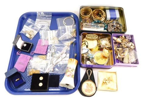 Costume jewellery and trinkets, compacts, brooches, marcasite set dress ring, hat pins, bangles, etc. (1 tray)