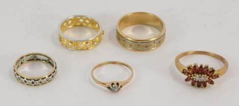 Five dress rings, comprising a two tone wedding band, yellow metal stamped 9k, size U½, 4.6g, and four costume rings, each stone set, three marked 925, the other unmarked.