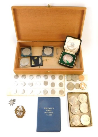 Coinage and trinkets, to include sixpence pieces, commemorative crowns, Britains First Decimal Coins, cap badge, 900th Anniversary Battle of Hastings silver proof coin, Churchill crown, etc. (a quantity) Note: We have instructions from the vendor to sell 