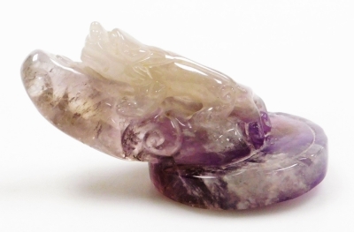 A Chinese amethyst paperweight carved in the form of a lizard, four character mark to the underside, 10cm wide. - 3