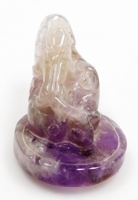 A Chinese amethyst paperweight carved in the form of a lizard, four character mark to the underside, 10cm wide. - 4