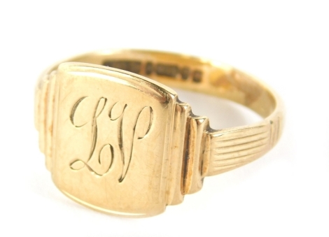 A 9ct gold signet ring, initialled, size Q, 3.2g.