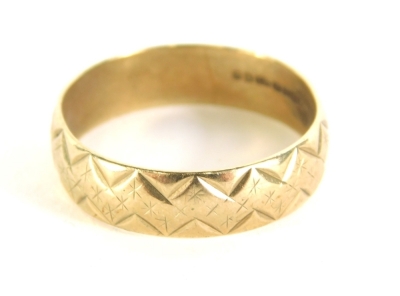 A 9ct gold band, part textured, size U, 3.8g.