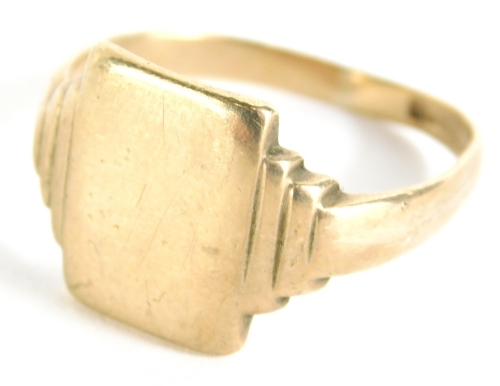 A 9ct gold signet ring, marked 375, size S, 4.3g.