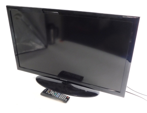 A Samsung 32" colour TV, in black trim with remote control and wire.