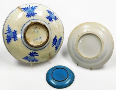 A collection of Oriental items, to include Japanese Kutani, Chinese Imari bowl, prunus pattern ginger jar, a shallow dish decorated in blue with flowers, some pieces AF. - 5