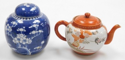 A collection of Oriental items, to include Japanese Kutani, Chinese Imari bowl, prunus pattern ginger jar, a shallow dish decorated in blue with flowers, some pieces AF. - 17