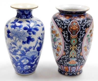 A collection of Oriental items, to include Japanese Kutani, Chinese Imari bowl, prunus pattern ginger jar, a shallow dish decorated in blue with flowers, some pieces AF. - 21