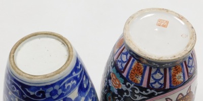 A collection of Oriental items, to include Japanese Kutani, Chinese Imari bowl, prunus pattern ginger jar, a shallow dish decorated in blue with flowers, some pieces AF. - 23