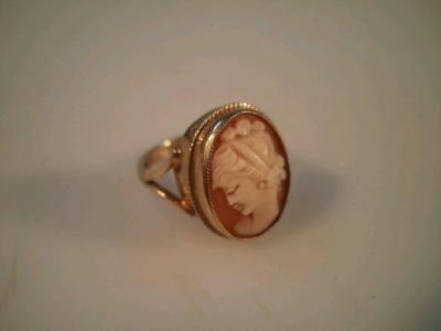 A 9ct cameo ring, 3.6g.