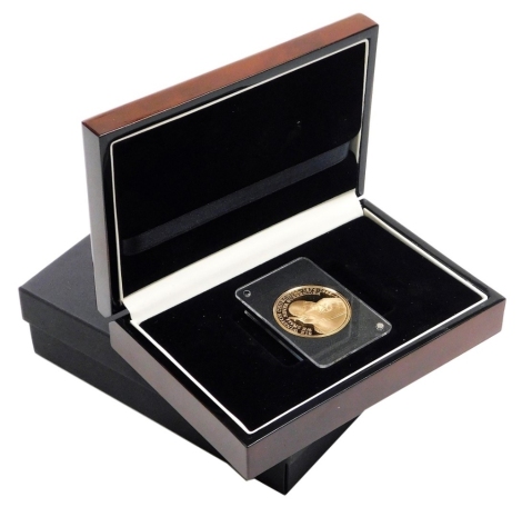 A 2015 Winston Churchill commemorative gold five pound crown, in fitted box with outer box, lacking certificate, 40.0g.