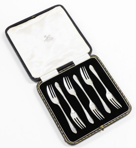 A set of six George V silver shrimp forks, each handle with petal decoration, Sheffield 1928, 2½oz, in fitted box.