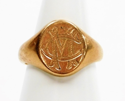 A 9ct rose gold signet ring, with oval shield bearing the initials CM, on a plain band, Birmingham 1942, ring size Q, 8.2g.