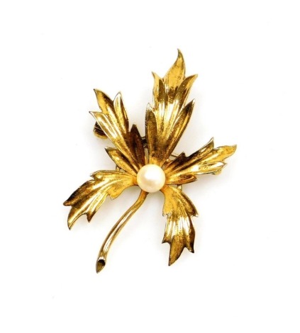 A 9ct gold leaf brooch, the five point leaf with central cultured pearl, on a single pin back, 5cm wide, 6.4g all in.