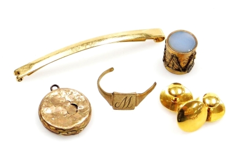 Jewellery, comprising three collar studs, yellow metal stamped 18, 4.5g, a locket, agate set drum charm, part signet ring and a bar brooch, all unmarked yellow metal, 7.8g. (7)