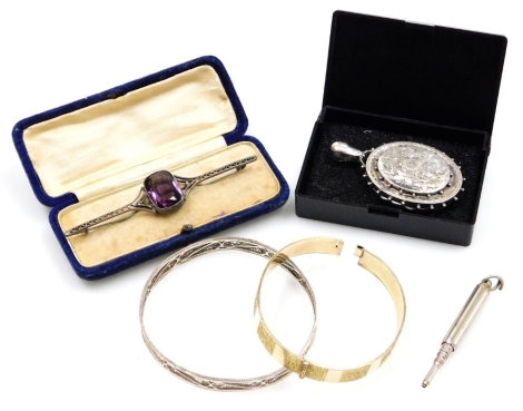 A filigree hinged bangle, white metal unmarked, an amethyst coloured paste stone set bar brooch, with cantilevered scroll sides, a gold plated taupe bangle, various brooches, etc. (a quantity)