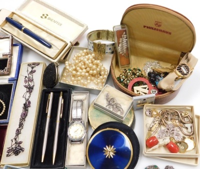 A group of costume jewellery, comprising cultured pearl necklace, paste stone set buckles and brooches, coral and filigree bracelet, watch chains, earrings, evening purses, compacts, etc. (a quantity) - 3