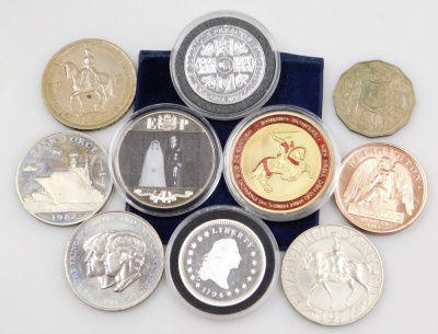 A group of commemorative coins, to include a 25th Anniversary Liberation of The Falkland Islands medallion, commemorative D Day medallion, commemorative crowns to include Winston Churchill, Falkland Islands, etc. (1 tray) - 2