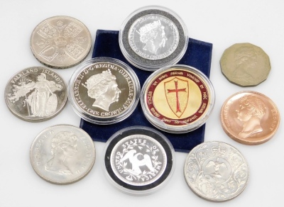 A group of commemorative coins, to include a 25th Anniversary Liberation of The Falkland Islands medallion, commemorative D Day medallion, commemorative crowns to include Winston Churchill, Falkland Islands, etc. (1 tray) - 3