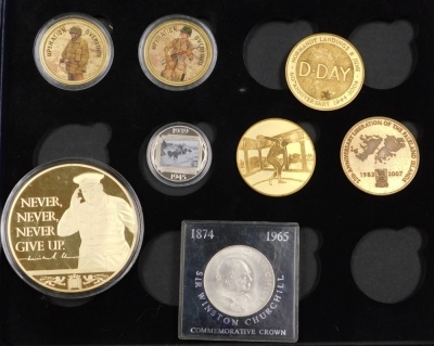 A group of commemorative coins, to include a 25th Anniversary Liberation of The Falkland Islands medallion, commemorative D Day medallion, commemorative crowns to include Winston Churchill, Falkland Islands, etc. (1 tray) - 4