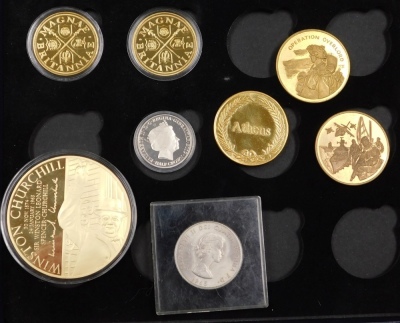 A group of commemorative coins, to include a 25th Anniversary Liberation of The Falkland Islands medallion, commemorative D Day medallion, commemorative crowns to include Winston Churchill, Falkland Islands, etc. (1 tray) - 5