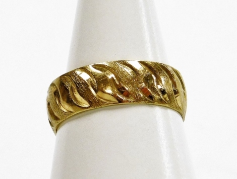 A 9ct gold wedding band, with scroll decoration, size M, 2.5g.