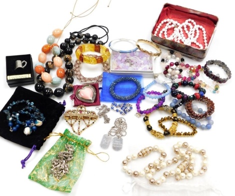 Costume jewellery, including a simulated two coloured pearl necklace and earrings, glass beads, hair ornament, bracelets, etc. (a quantity)