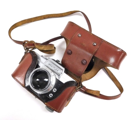 A Wrayflex vintage camera, with a Unilite 50mm lens, number 191013, leather cased.