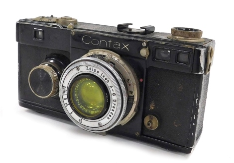 A Zeiss Ikon Contax I camera, with a Tessar 1:2, 8F=5cm lens, number 1897973.