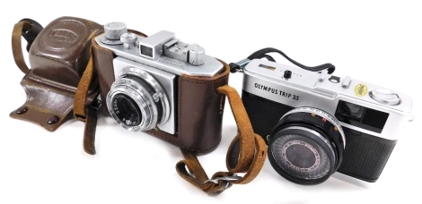 An Olympus Trip 35 camera, with a 1:2.8 f=40mm lens, together with an Olympus 35 camera with a Seikosha-Rapid shutter, F.C 1:35 f=4cm lens, serial number 115802. (2)