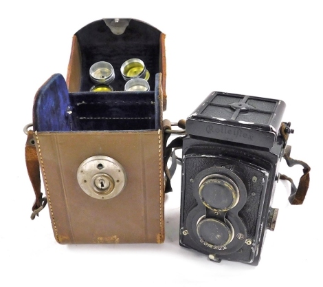 A Franke & Heidecke Rolleiflex camera, with a double lens, 1:3,1 f=7.5cm, serial number 1519432, cased.