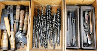 A carpenter's stained pine tool chest, containing moulding planes, saws, chisels, drill bits, set squares, etc., 99cm wide. - 3