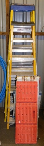 Three step ladders and a working platform. Note: VAT is payable on the hammer price of this lot at 20%.