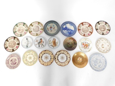 A group of plates, to include a pair of Coalport 19thC cabinet plates, each with gilt highlighted border, other 19thC plates, blue and white collectors plates, set of three Goebel Bird collectors plates, Royal Doulton cabinet plates, etc. (a quantity) - 2