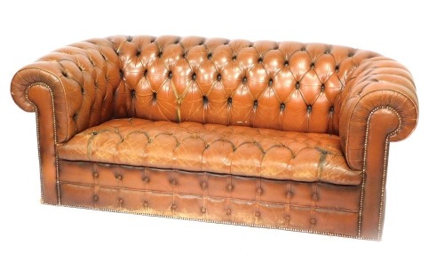 A modern brown leather Chesterfield sofa, with typical button back decoration, 68cm high, 170cm wide, 85cm deep.