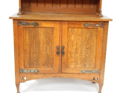 An Art Nouveau oak dresser, the pierced design cornice above an arrangement of three shelves and two cupboard base, with hinges on dart moulded feet, 187cm high, 107cm wide, 47cm deep. - 3