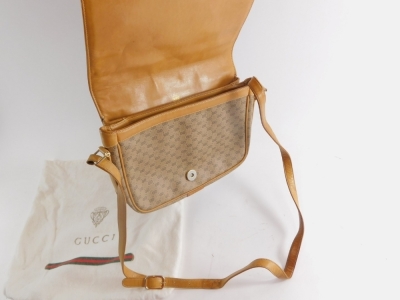 A Gucci clutch bag, in tan with outer pouch, 19cm wide. - 2