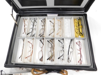 Various optical equipment, and a case containing various spectacles with Guichard label. (1 case) - 2