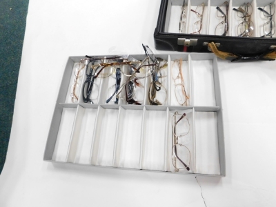 Various optical equipment, and a case containing various spectacles with Guichard label. (1 case) - 3