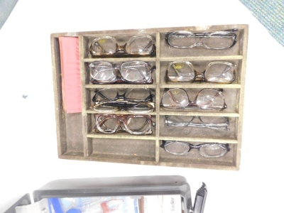 A case containing various spectacles. (a quantity) - 3